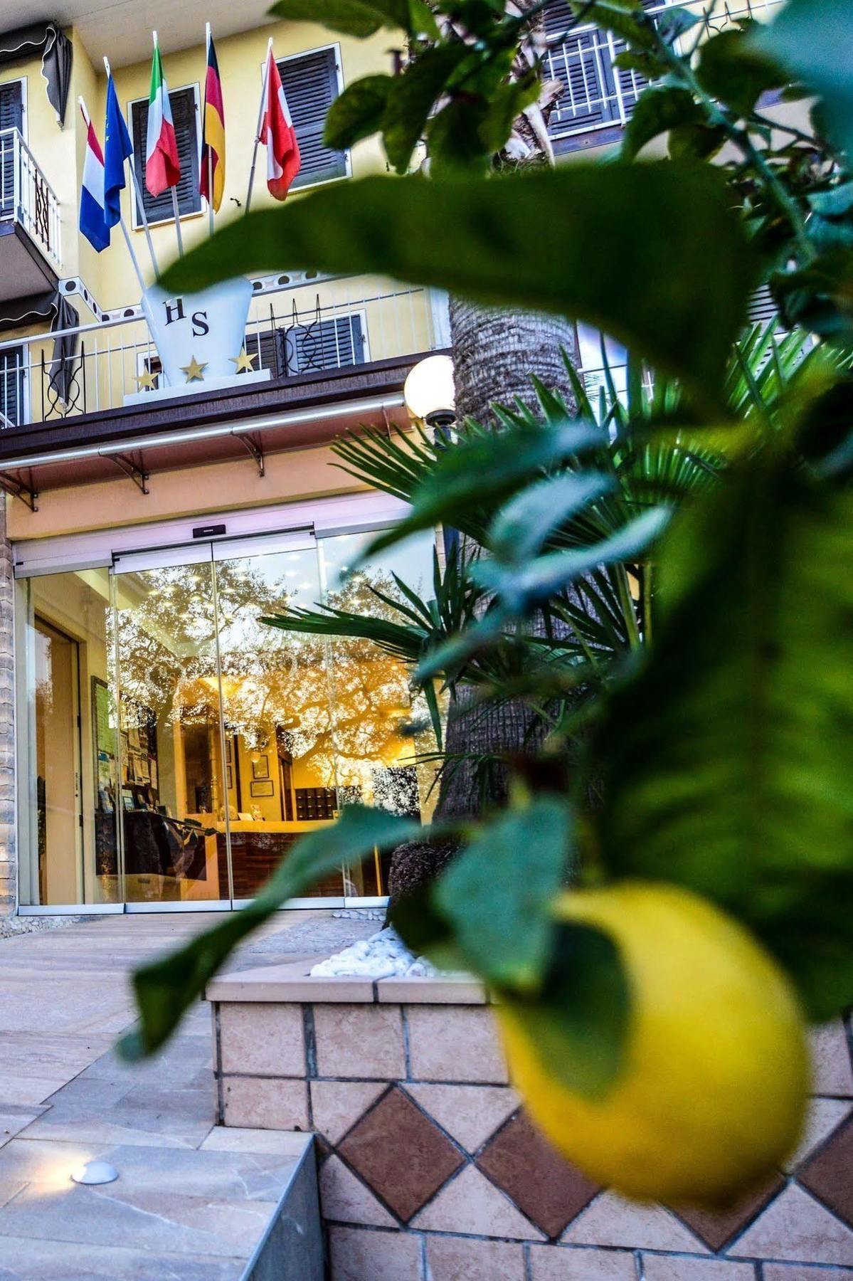 Hotel Sorriso ตอสโกลาโน มาแดร์โน ภายนอก รูปภาพ