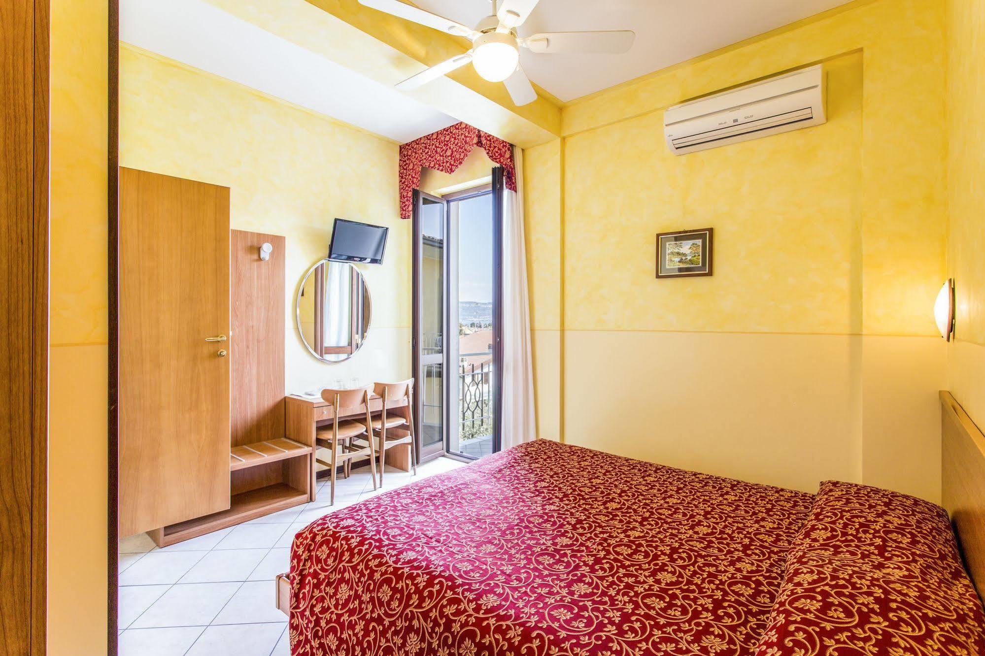 Hotel Sorriso ตอสโกลาโน มาแดร์โน ภายนอก รูปภาพ