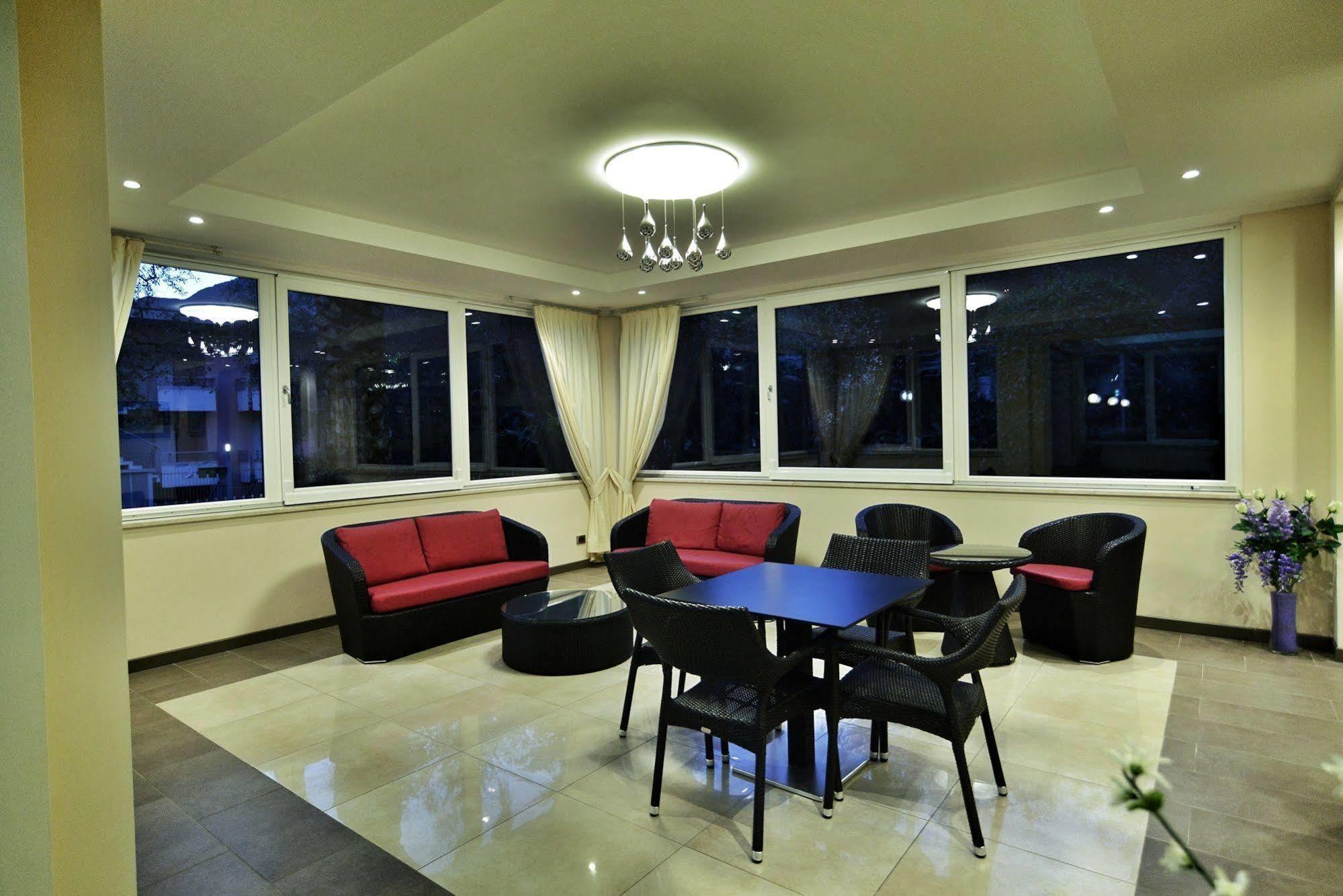 Hotel Sorriso ตอสโกลาโน มาแดร์โน ภายนอก รูปภาพ