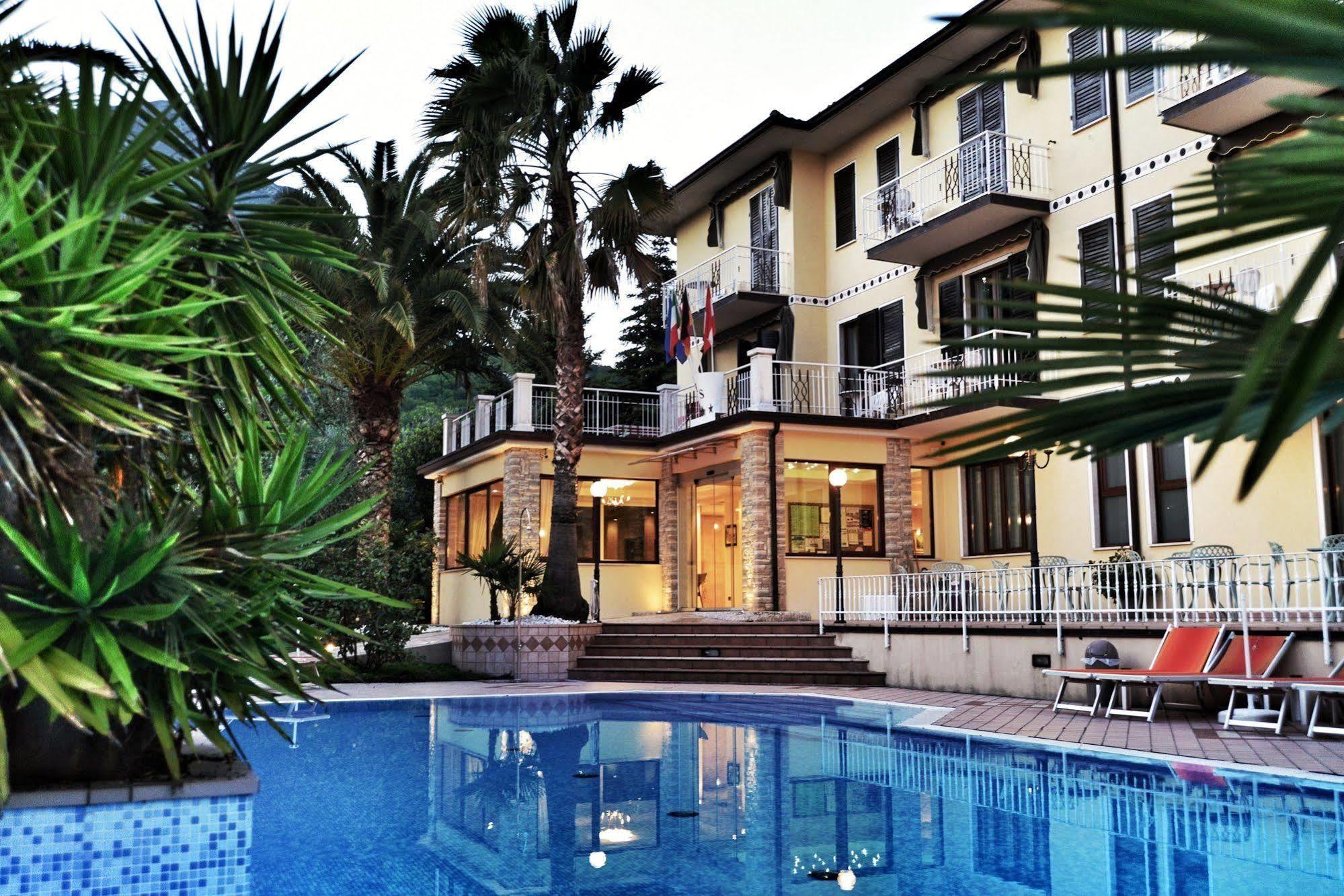 Hotel Sorriso ตอสโกลาโน มาแดร์โน ภายนอก รูปภาพ